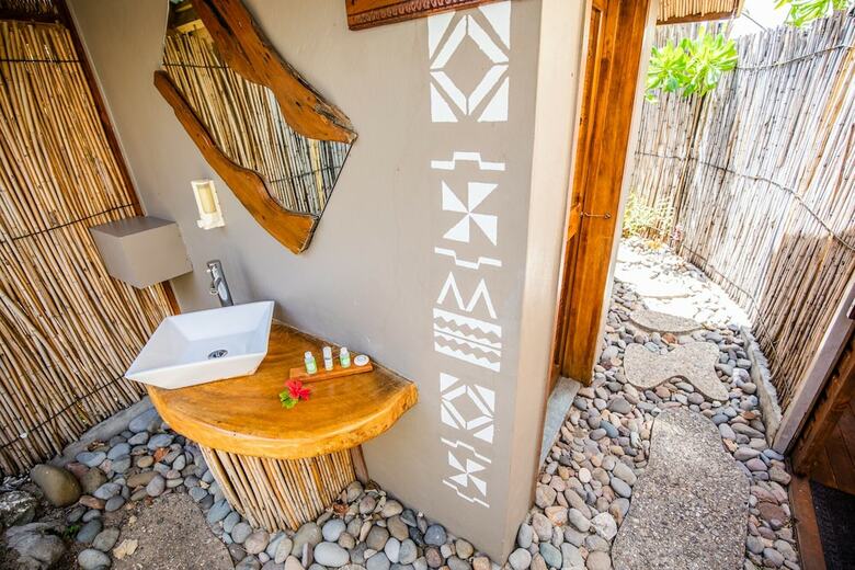 Hostal Barefoot Kuata Island Resort