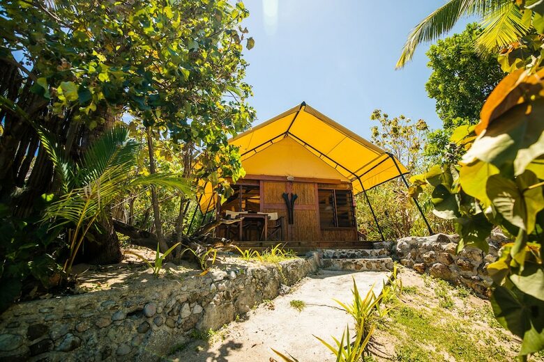 Hostal Barefoot Kuata Island Resort