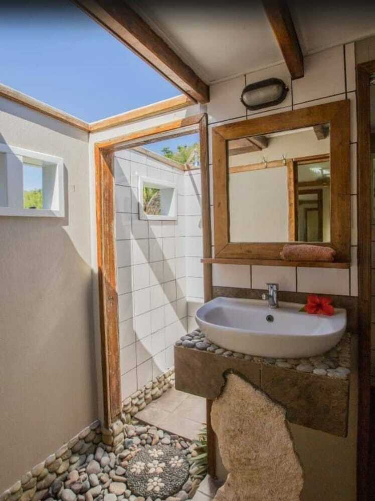 Hostal Barefoot Kuata Island Resort