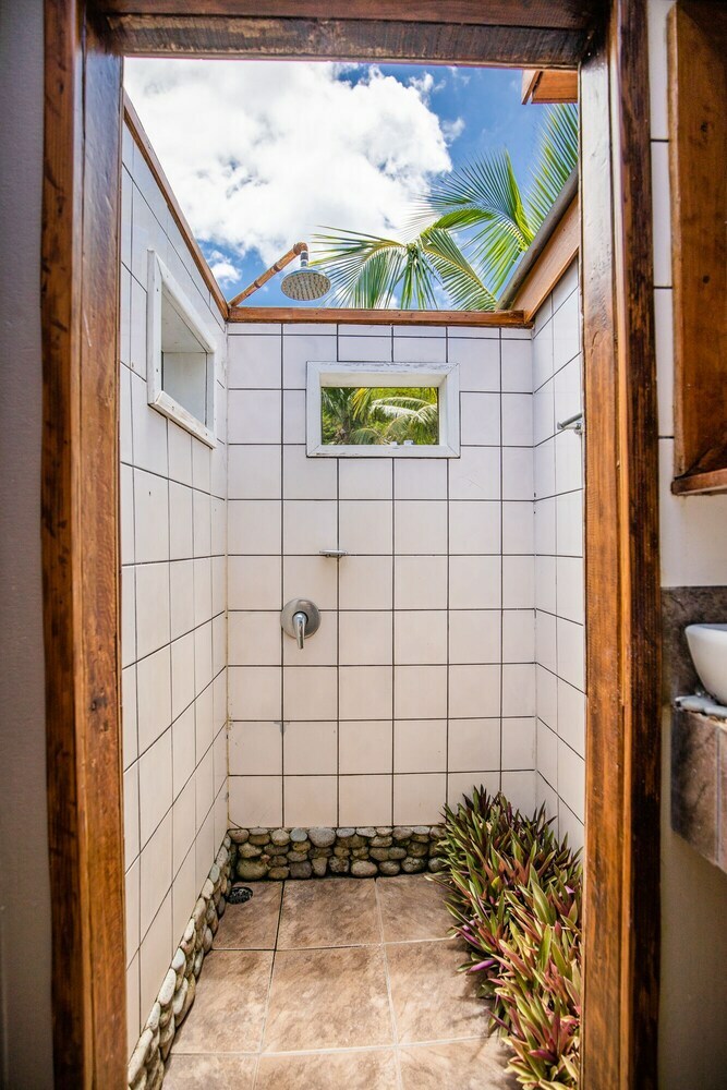 Hostal Barefoot Kuata Island Resort