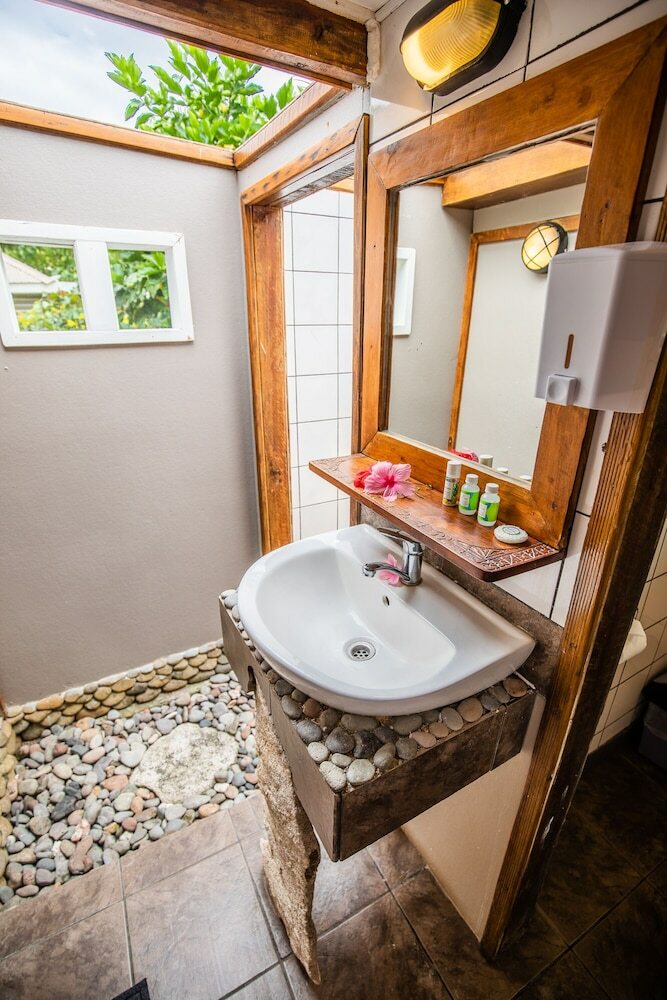 Hostal Barefoot Kuata Island Resort