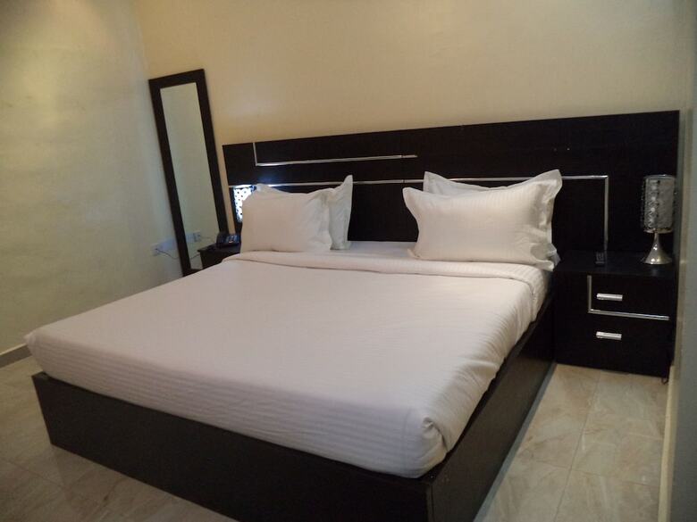 Pine Crest Exclusive Hotel & Suite