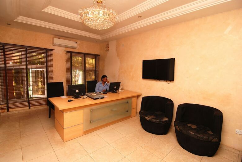 Pine Crest Exclusive Hotel & Suite
