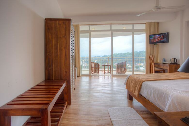 Hotel Sandriana Lake View