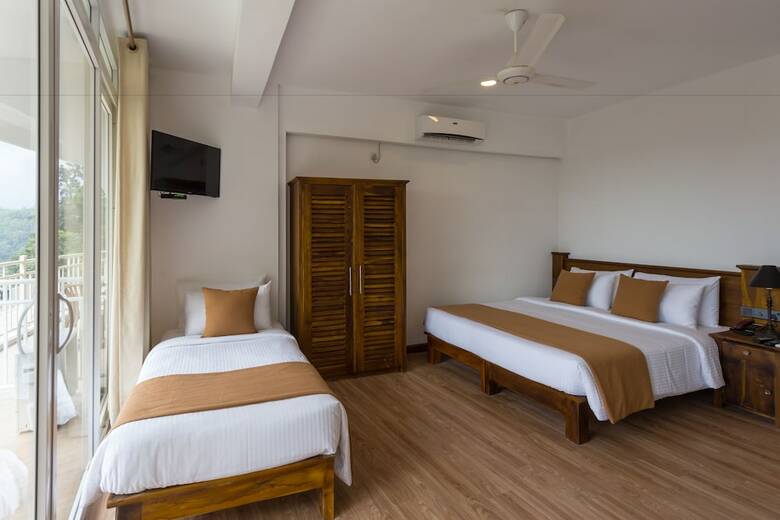 Hotel Sandriana Lake View