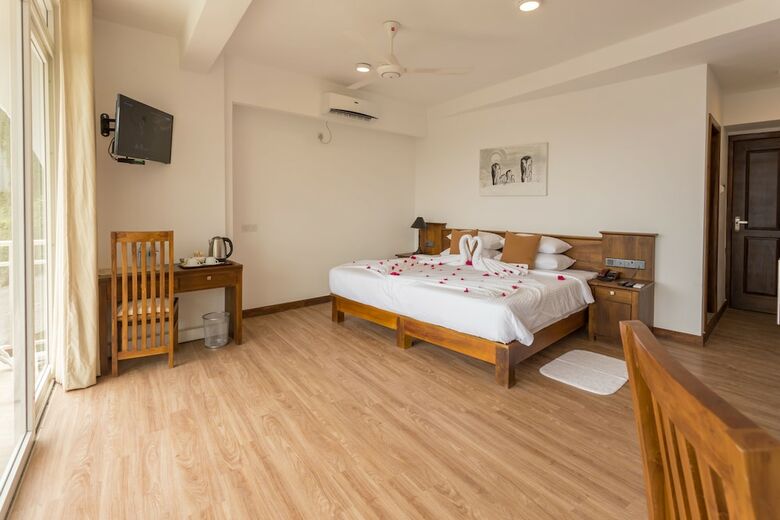 Hotel Sandriana Lake View