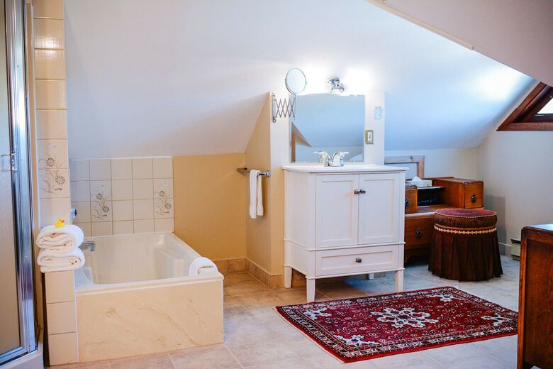 Dashwood Manor Seaside Bed & Breakfast