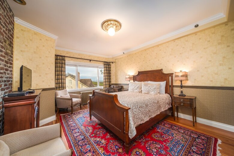 Dashwood Manor Seaside Bed & Breakfast
