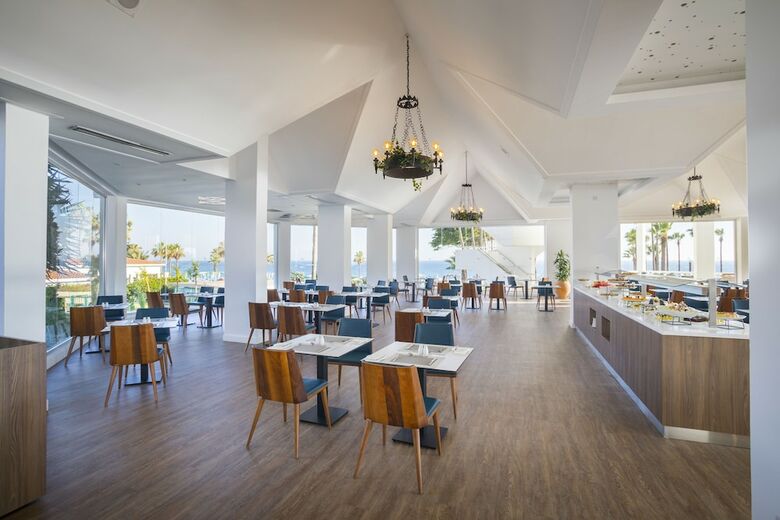Leonardo Plaza Cypria Maris Beach Hotel & Spa