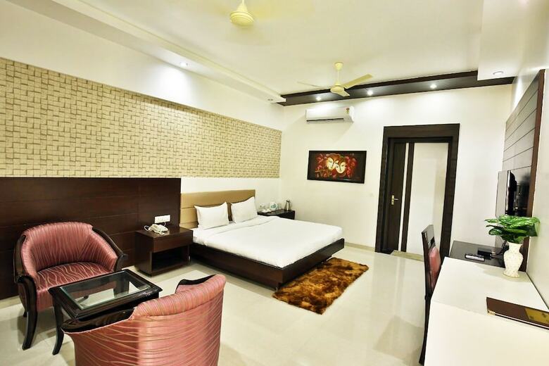 Jhansi Hotel