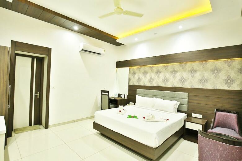 Jhansi Hotel