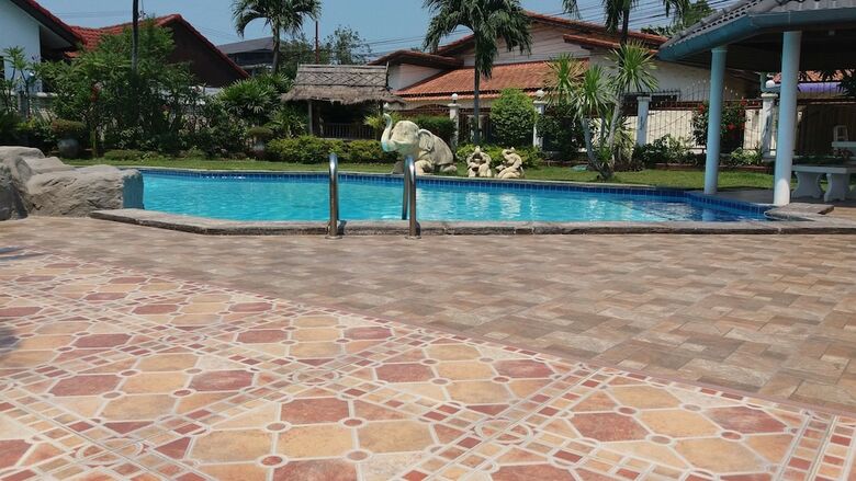 Baan Laksee Pool Villa
