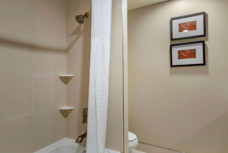 Hotel Comfort Suites University