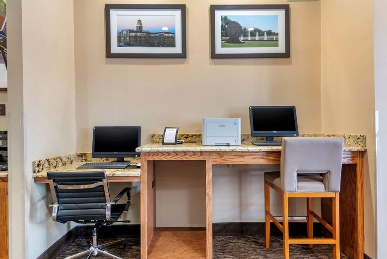 Hotel Comfort Suites University