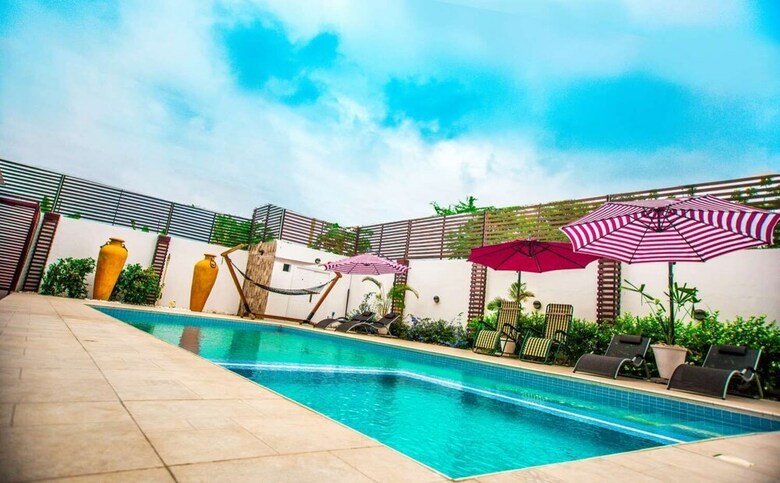 Earl Heights Suites Hotel
