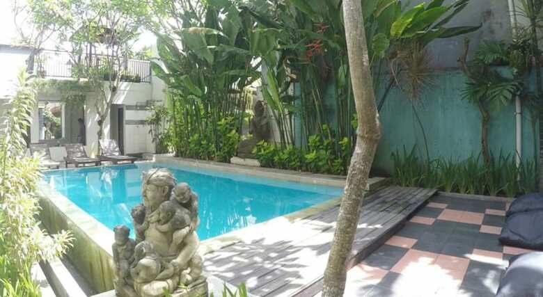 Hostal Kuta Beach Hostel