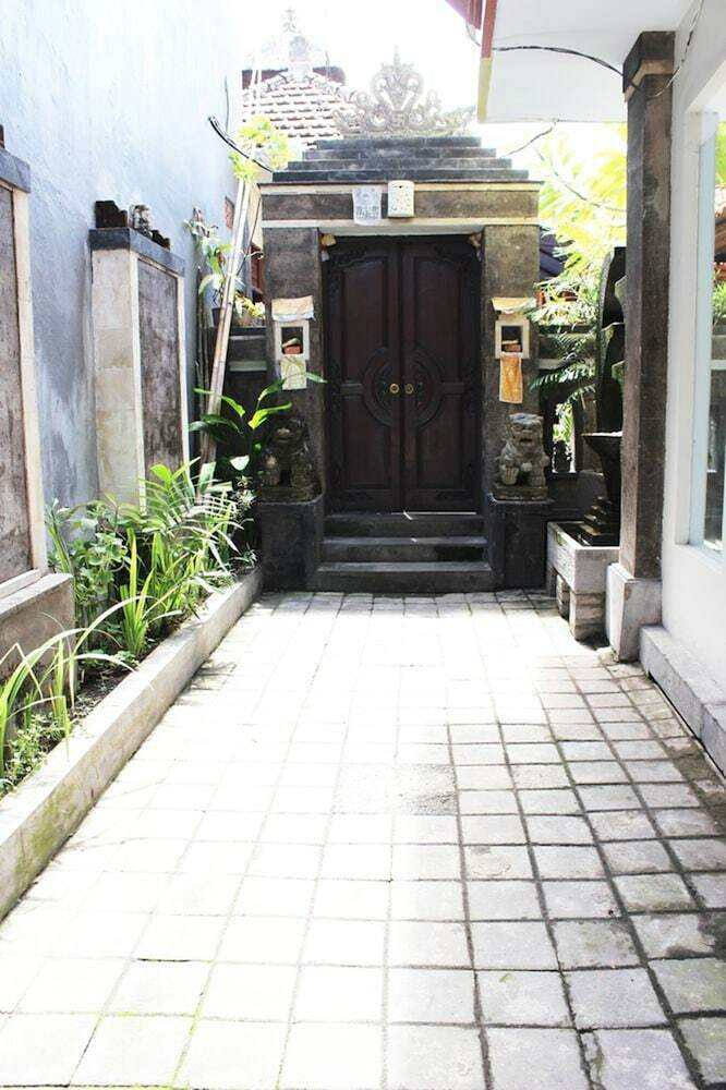 Hostal Kuta Beach Hostel