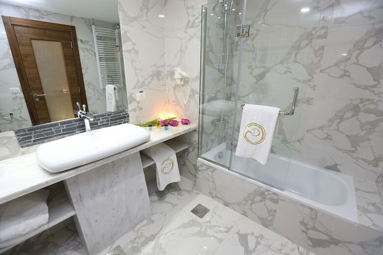 Delora Hotel And Suites