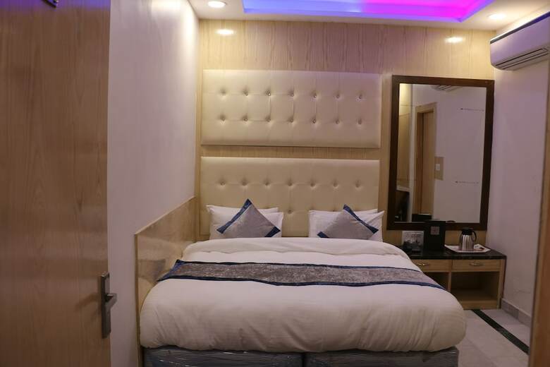 Hotel Check In Room Chuna Mandi