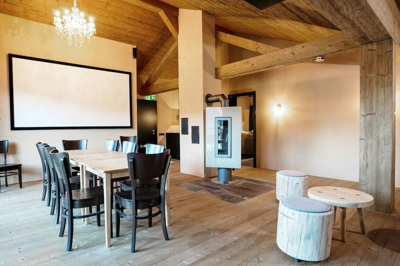 Alpen Select Lodge For 16-24 People