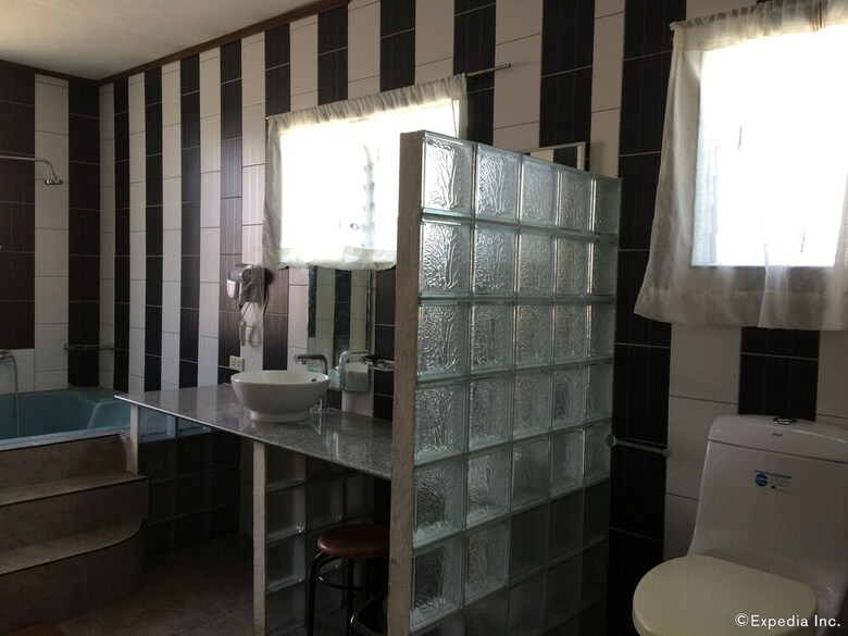 Tiptop Hotel Resto And Delishop