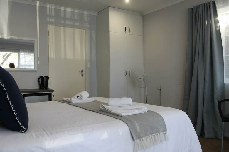 Bed & Breakfast Phoenix Lodge And Waterside Accommodation