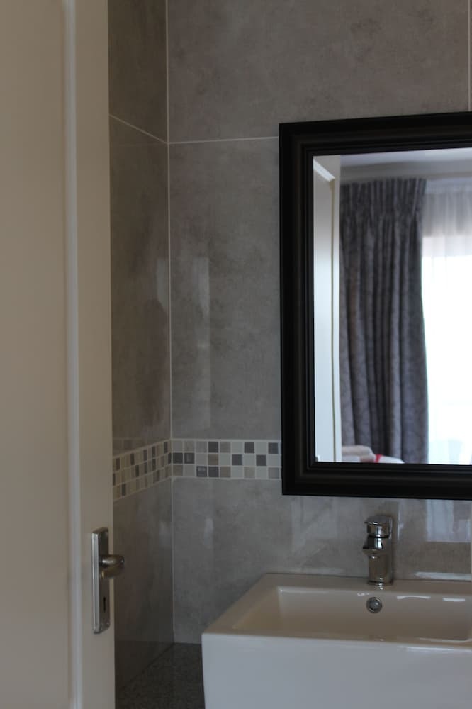 Bed & Breakfast Phoenix Lodge And Waterside Accommodation