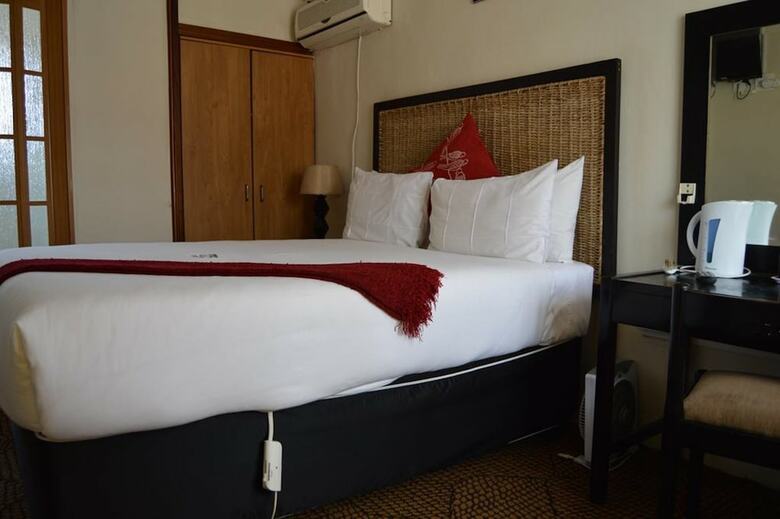 Hotel J And E Cyaara Guest House