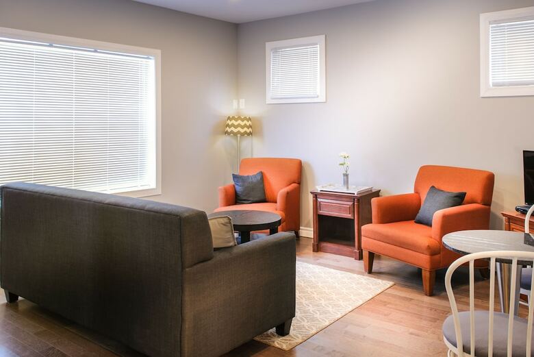 Apartamentos Moncton Suites - 267 Universite Ave