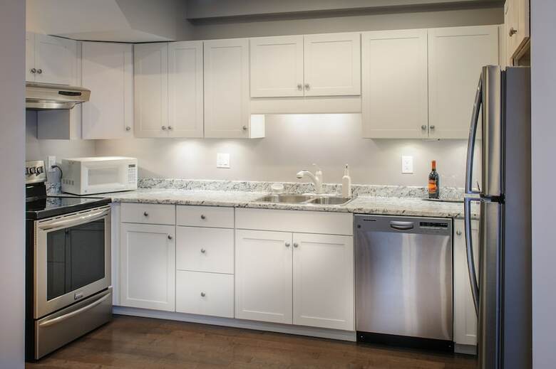 Apartamentos Moncton Suites - 267 Universite Ave
