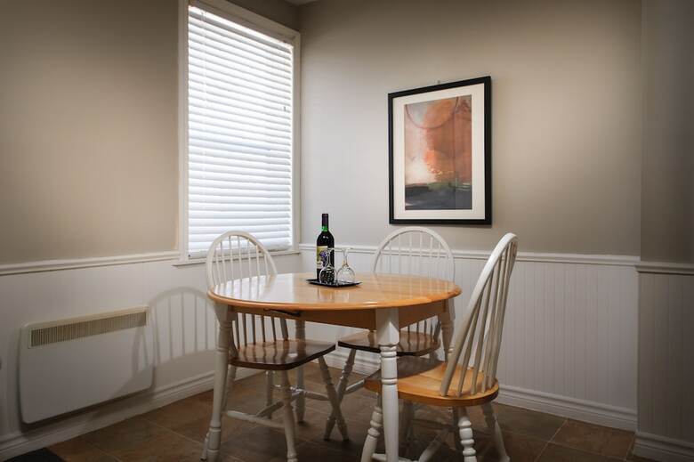 Apartamentos Moncton Suites - 267 Universite Ave