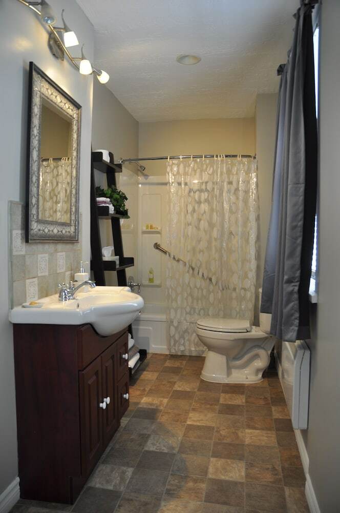 Apartamentos Moncton Suites - 267 Universite Ave