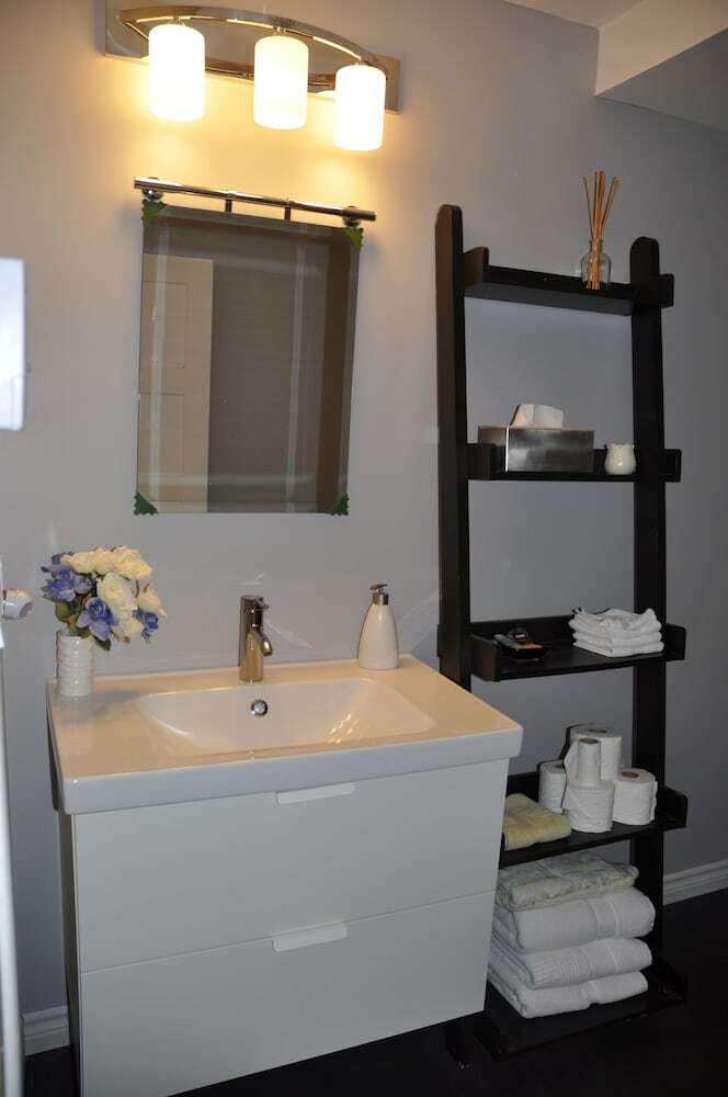 Apartamentos Moncton Suites - 267 Universite Ave