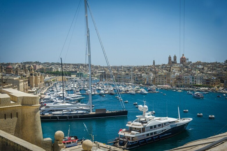 Spinola Bay Mansion Seafront Apartment