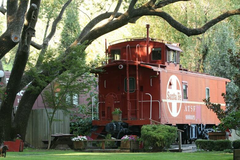 Featherbed Railroad Bed And Breakfast Resort