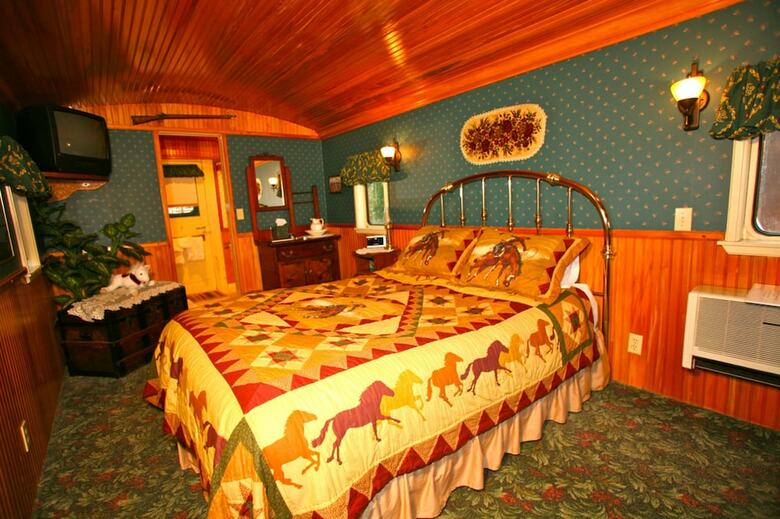 Featherbed Railroad Bed And Breakfast Resort