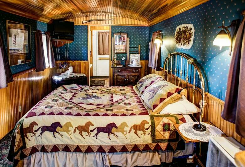 Featherbed Railroad Bed And Breakfast Resort