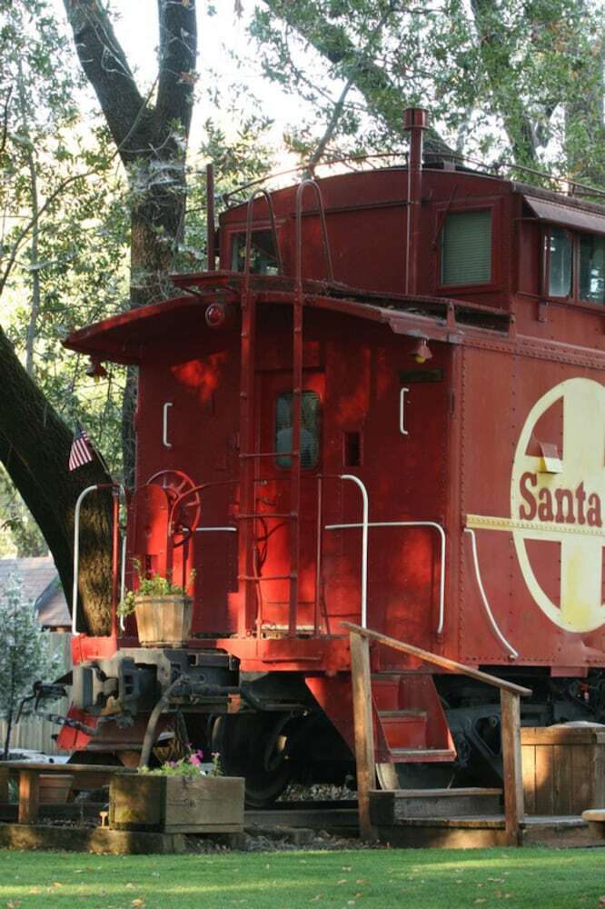 Featherbed Railroad Bed And Breakfast Resort