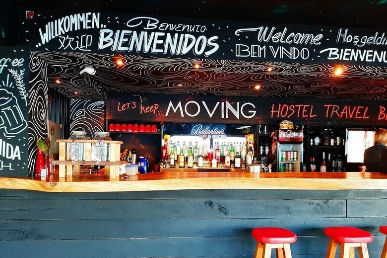 Hostal Moving Hostel Travel