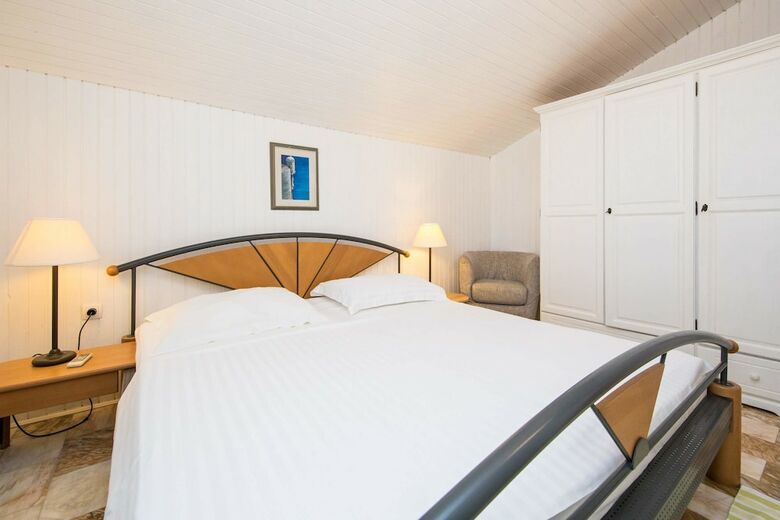 Hotel J&j Bed And Breakfast