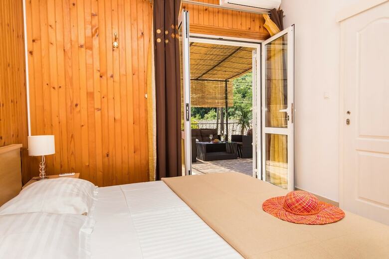 Hotel J&j Bed And Breakfast