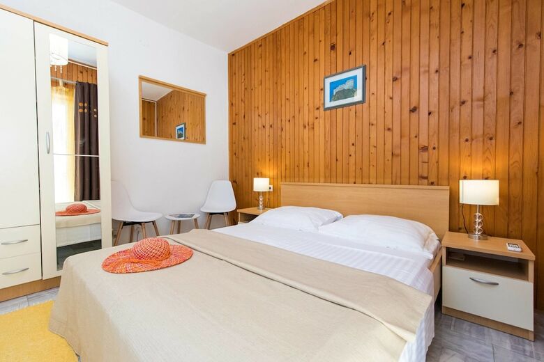 Hotel J&j Bed And Breakfast