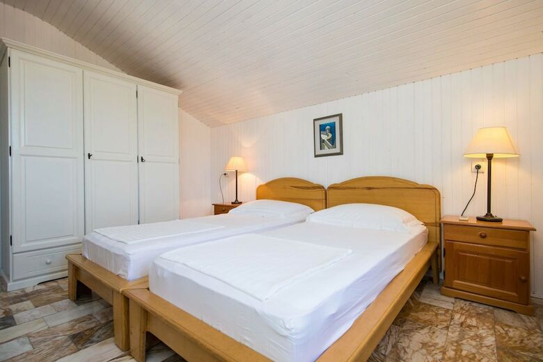 Hotel J&j Bed And Breakfast