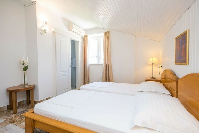 Hotel J&j Bed And Breakfast