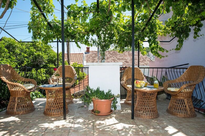 Hotel J&j Bed And Breakfast