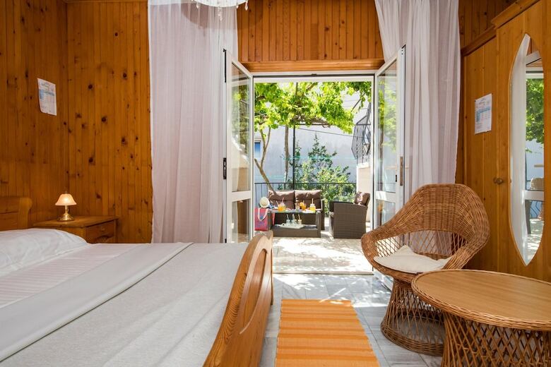 Hotel J&j Bed And Breakfast
