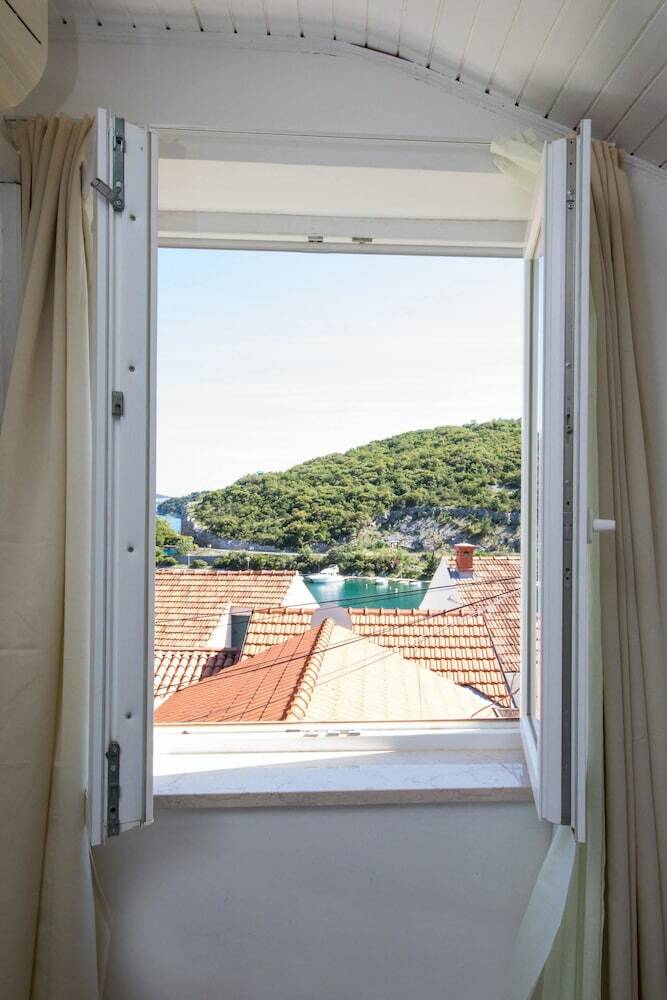 Hotel J&j Bed And Breakfast