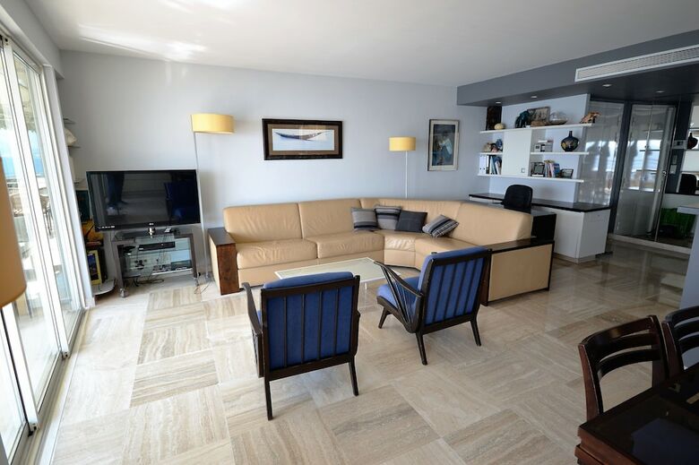 Wonderful Seafront Apartment - 3-bedroom