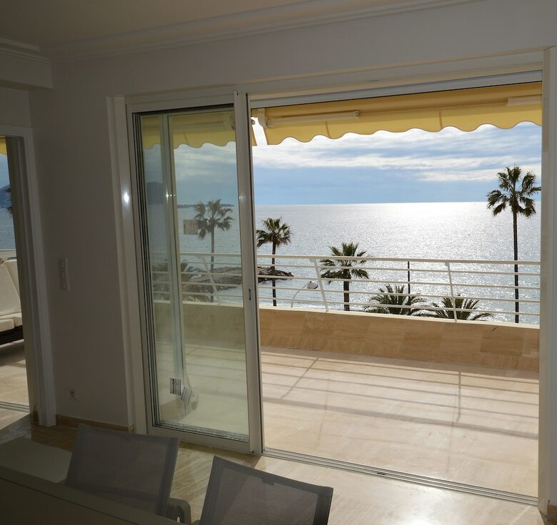 Wonderful Seafront Apartment - 3-bedroom