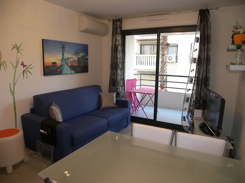 Modern Deluxe Two-bedroom Apartment